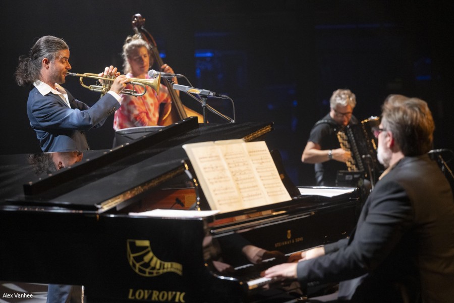 Bornem - Belgium - 01-10-2025   concert van Bord Du Nord in cultuurcentrum Ter Dilft in Bornem project van Sam Vloemans en accordeonist Gwen Cresens pianist Dominique Vantomme en bassiste Lara Rosseel photo: Alex Vanhee ANP / Hollandse Hoogte / Alex Vanhee