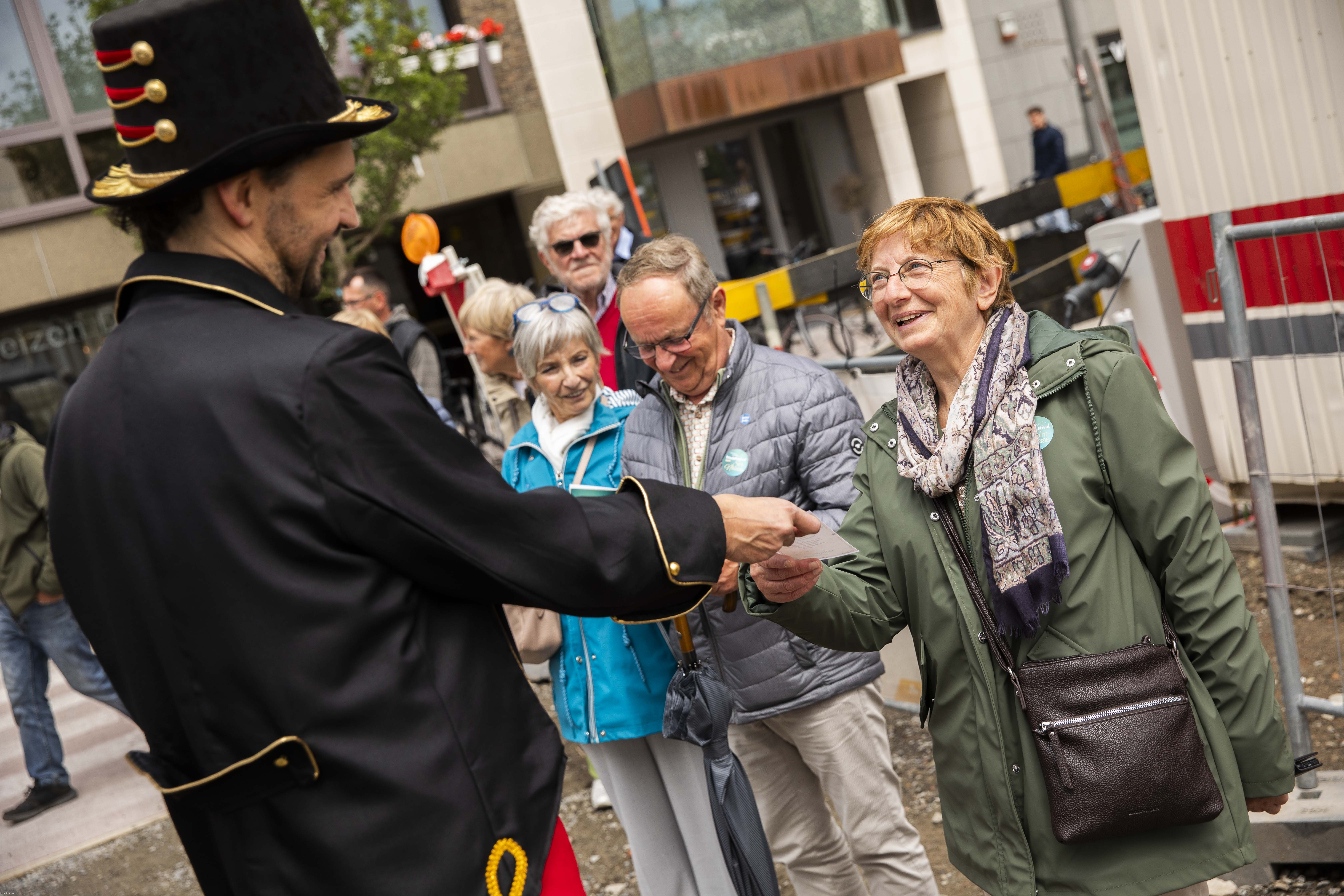 Lachende gezichten en straatanimatie