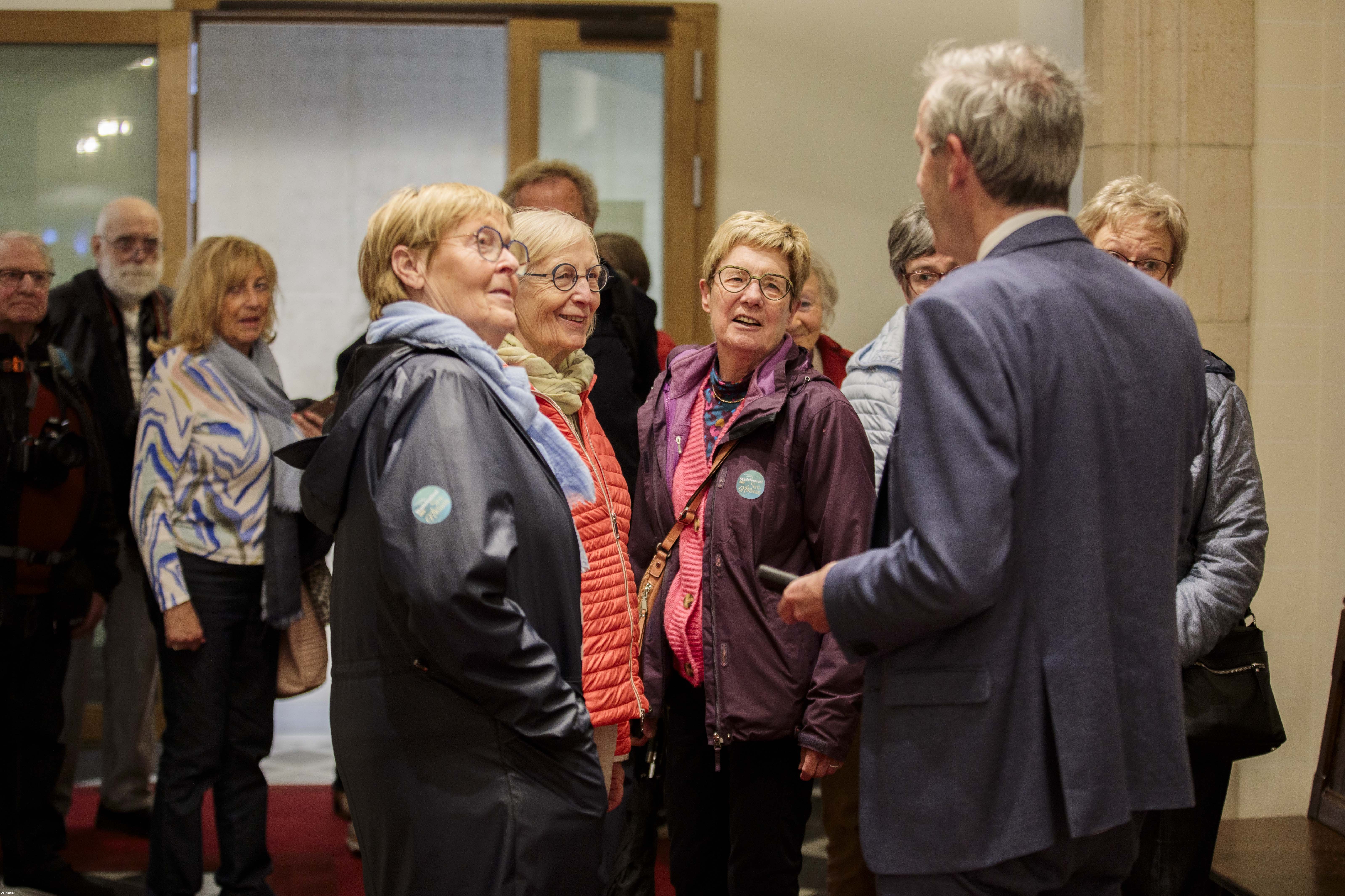 Burgemeester geeft rondleiding