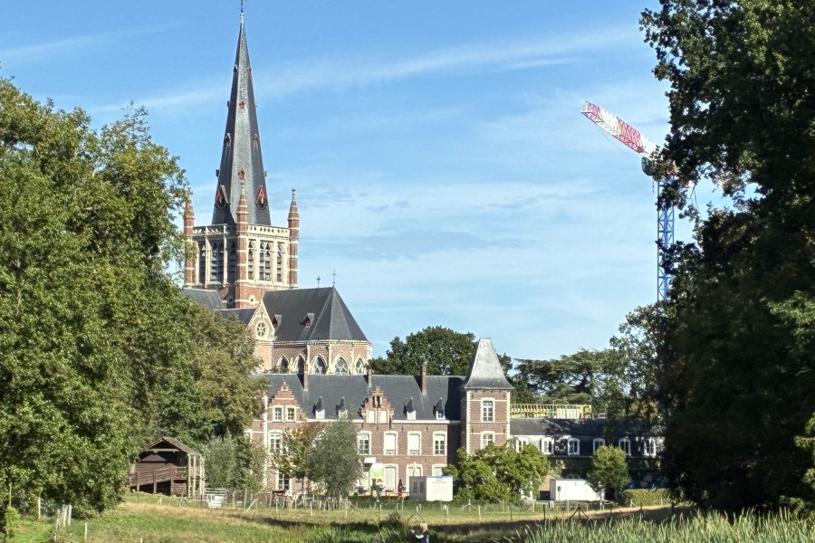 Op donderdag 29 oktober brengen we met 
Cultuursmakers Dadizele-Moorslede een bezoek aan ‘Mariënstede’.


We starten met een powerpointvoorstelling, een inkijk in het leven zoals het is van een bewoner. Daarna kunnen we kort 2 ateliers bezoeken waar de bewoners aan het werk zien.

Achteraf worden we meegenomen in de magie van het vertellen met de Kamishibai bij het ‘ware verhaal van Mariënstede’ of ons nieuw verhaal nav het 40-jarig bestaan.

We sluiten af met een koffie of thee en gebak.

Afspraak om 13u45 in ’t Huys van Ceriel, Ketenstraat 15 (parkeren kan in de Ridder Janlaan).


Deelnemen kan door storting van € 11,- (niet-leden betalen € 15,-) op rekening BE09 0689 1000 8557 van Cultuursmakers Dadizele-Moorslede en dat uiterlijk op 
12 oktober. Het aantal deelnemers is beperkt, aarzel dus niet om in te schrijven.