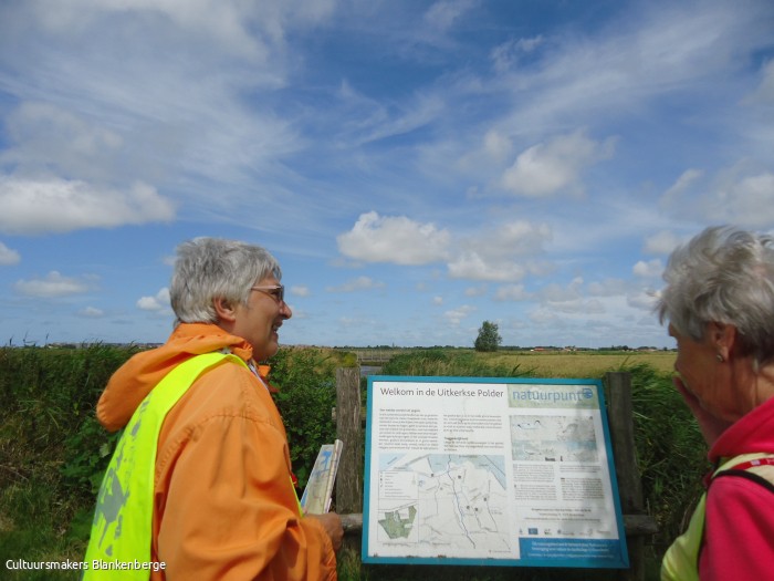 Gids bij een duidingplaat in de Uitkerkse Polder
